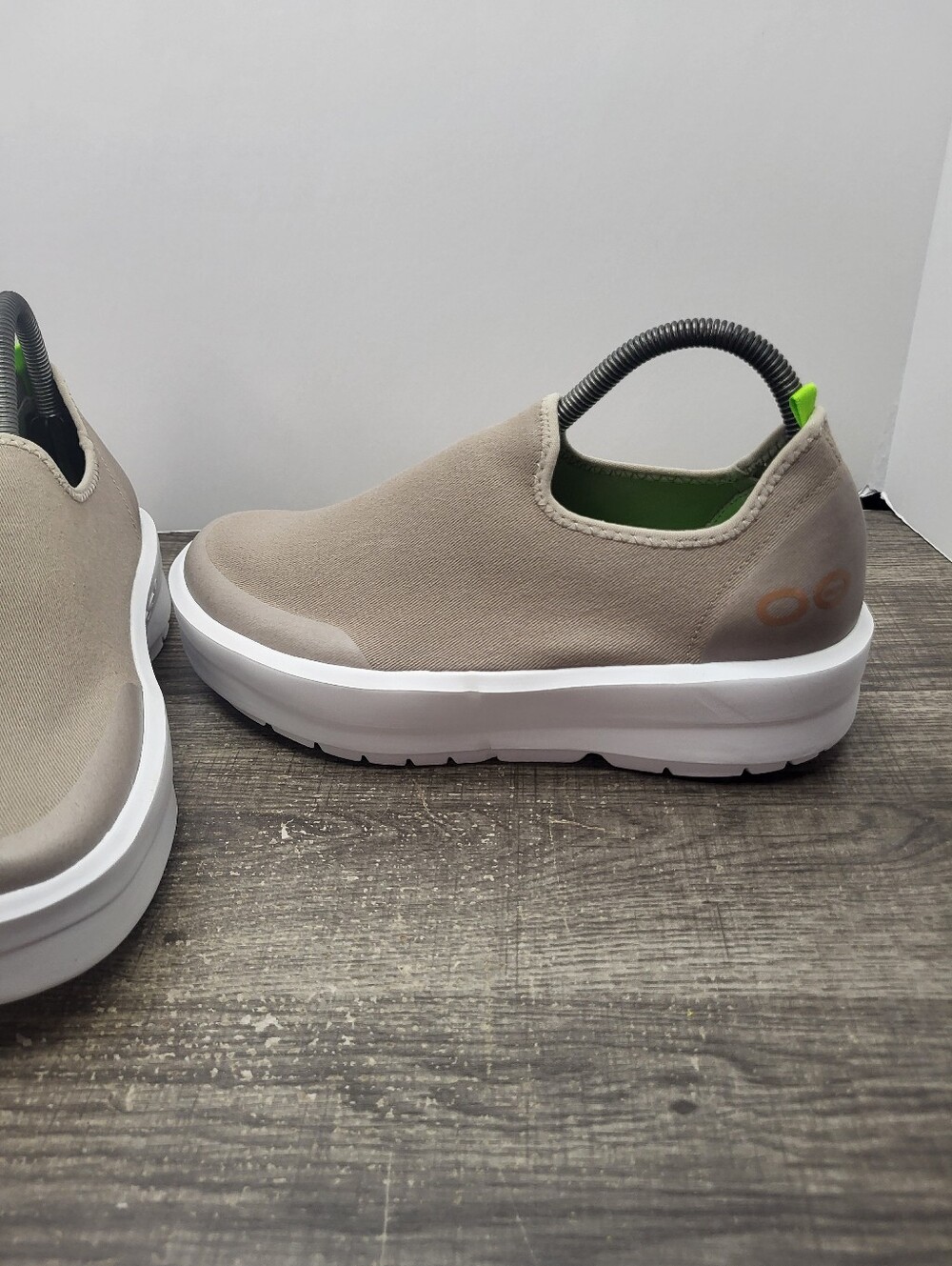 OOFOS OOMEGA EEZEE LOW WOMEN'S SIZE 9 COMFORT SLIP ON SHOES TAUPE - Picture 2 of 10